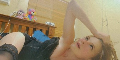 Naakte gelekte OnlyFans-foto van Submissive Lil Hoe