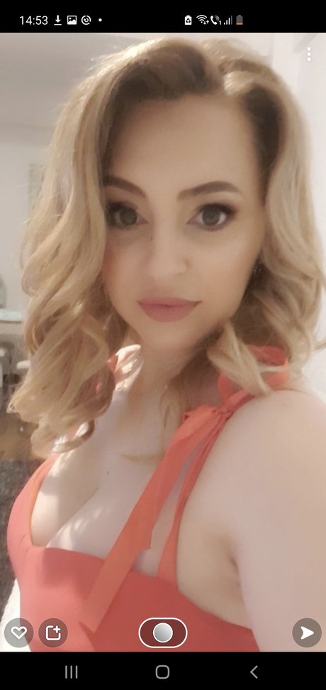 Naakte gelekte OnlyFans-foto van Alina Elena