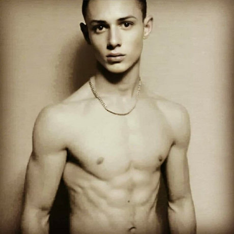 Naakte gelekte OnlyFans-foto van Alexander