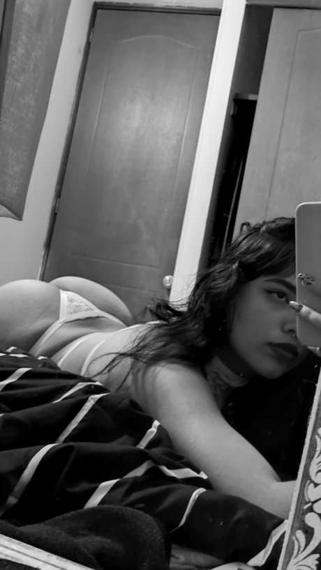Naakte gelekte OnlyFans-foto van Lizel Belm