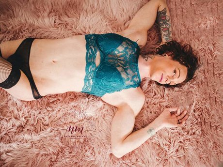 Naakte gelekte OnlyFans-foto van Rosiedoll