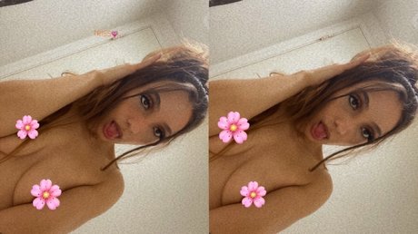 Naakte gelekte OnlyFans-foto van Triss