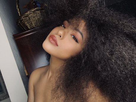 Naakte gelekte OnlyFans-foto van Weesa