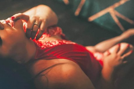 Naakte gelekte OnlyFans-foto van Beekerswife