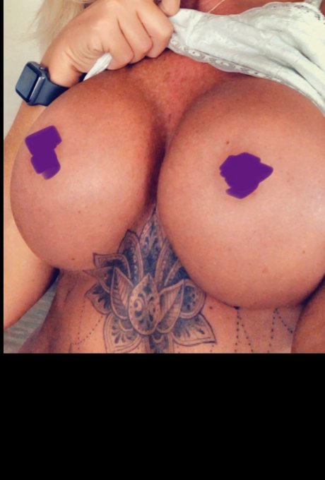 Naakte gelekte OnlyFans-foto van Taylor
