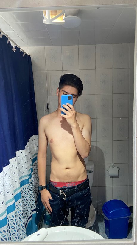 Naakte gelekte OnlyFans-foto van Esteban Espinoza