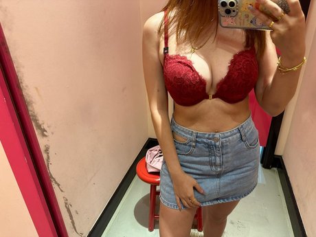 Naakte gelekte OnlyFans-foto van Sharonc