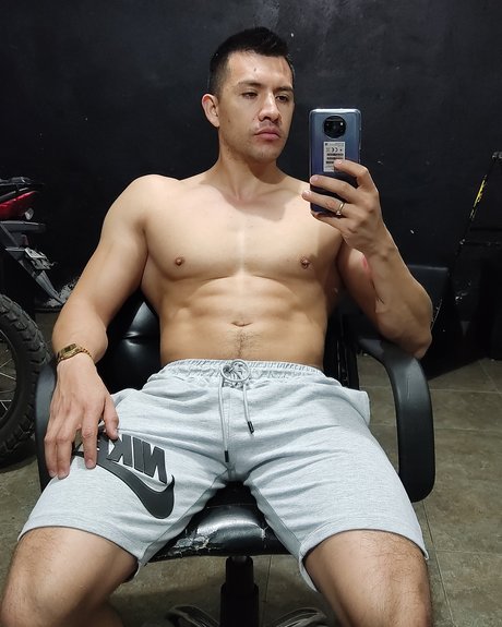 Naakte gelekte OnlyFans-foto van Alberto Avella