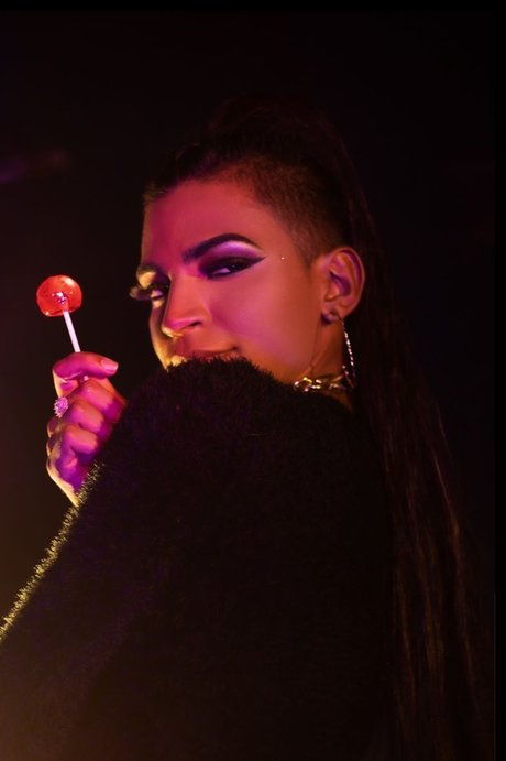Naakte gelekte OnlyFans-foto van Santrosa