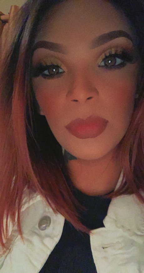 Naakte gelekte OnlyFans-foto van Beauty Queen