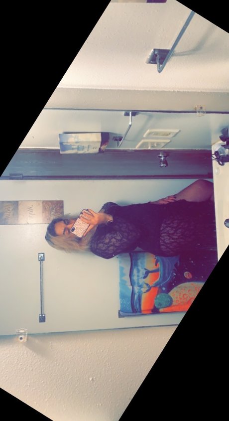 Naakte gelekte OnlyFans-foto van Wicked Witch Of The Westside