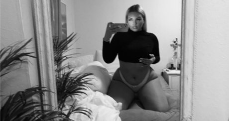 Naakte gelekte OnlyFans-foto van Marte