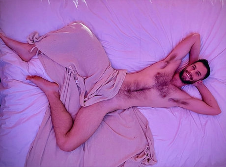 Naakte gelekte OnlyFans-foto van Gray