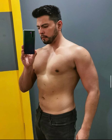 Naakte gelekte OnlyFans-foto van Medivlog