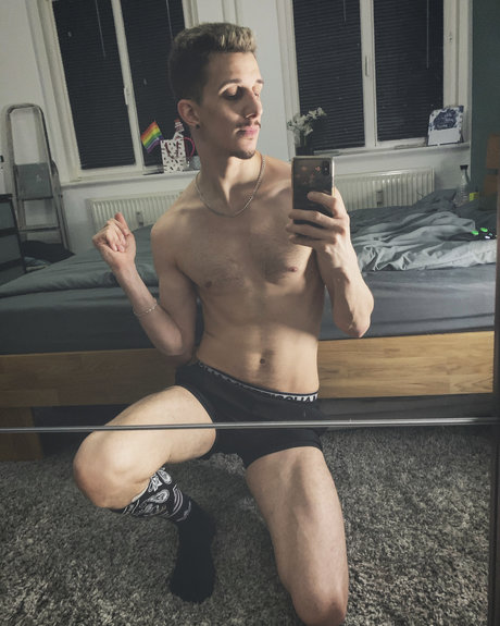Naakte gelekte OnlyFans-foto van Saschdimond