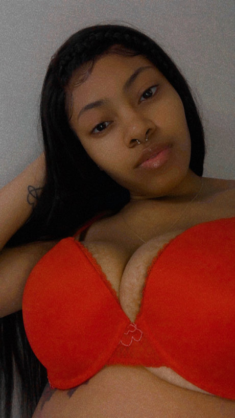 Naakte gelekte OnlyFans-foto van Prettylightskinn