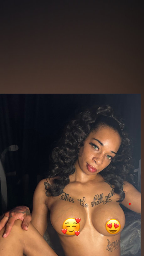 Naakte gelekte OnlyFans-foto van Hazel