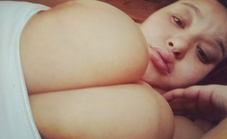 Naakte gelekte OnlyFans-foto van Big Sexxxy Red