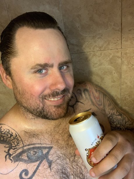 Naakte gelekte OnlyFans-foto van Showerbeerscanada