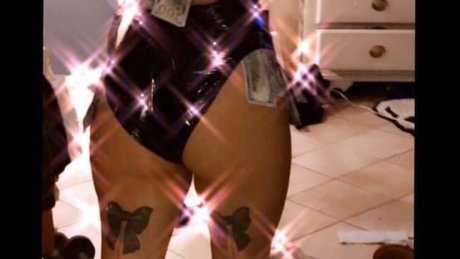 Naakte gelekte OnlyFans-foto van Mitza