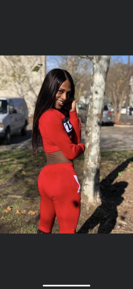 Naakte gelekte OnlyFans-foto van Fendii Yazmina