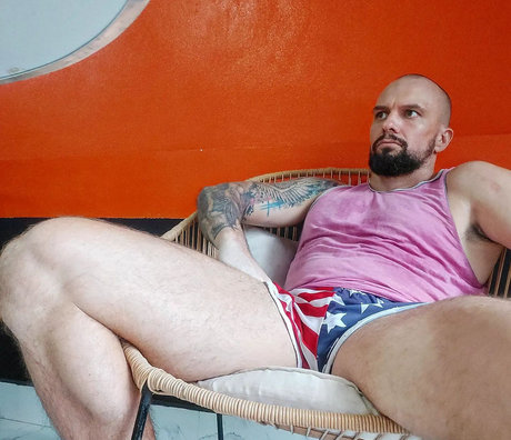Naakte gelekte OnlyFans-foto van Papi Silkies 