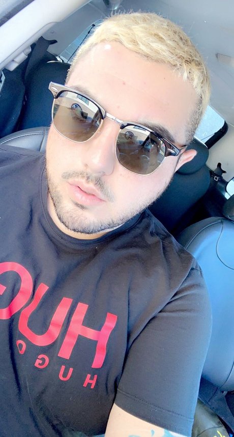 Naakte gelekte OnlyFans-foto van James