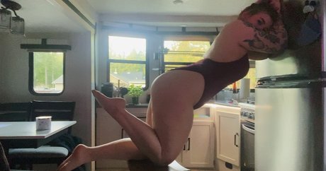 Naakte gelekte OnlyFans-foto van June
