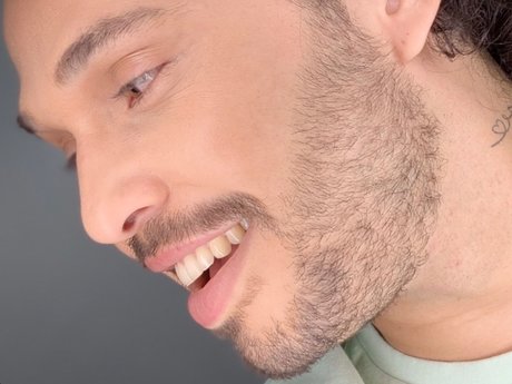 Naakte gelekte OnlyFans-foto van Yaggo Bangs