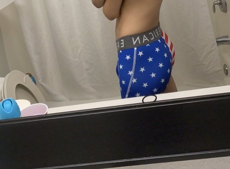 Naakte gelekte OnlyFans-foto van Twinkly Angel