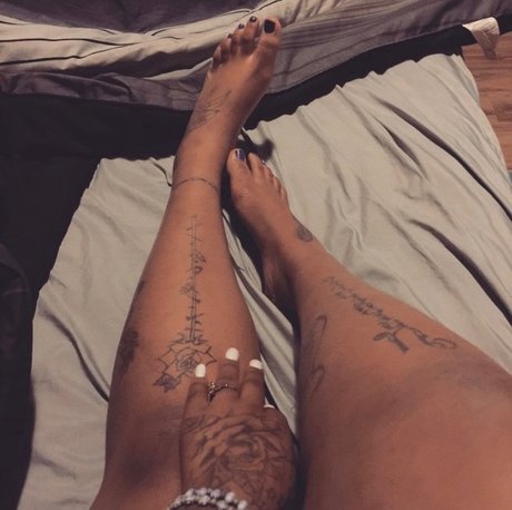 Naakte gelekte OnlyFans-foto van Tattoobunny
