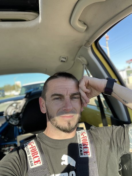 Naakte gelekte OnlyFans-foto van Richard Enyamoth