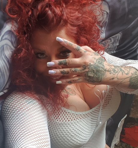 Naakte gelekte OnlyFans-foto van Julie Salt