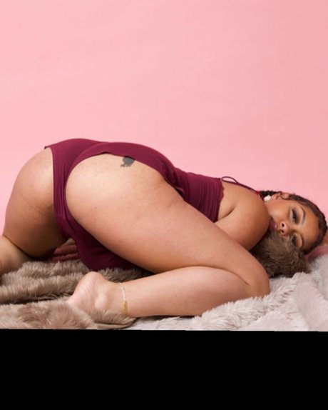 Naakte gelekte OnlyFans-foto van Elle The Honey Bunny