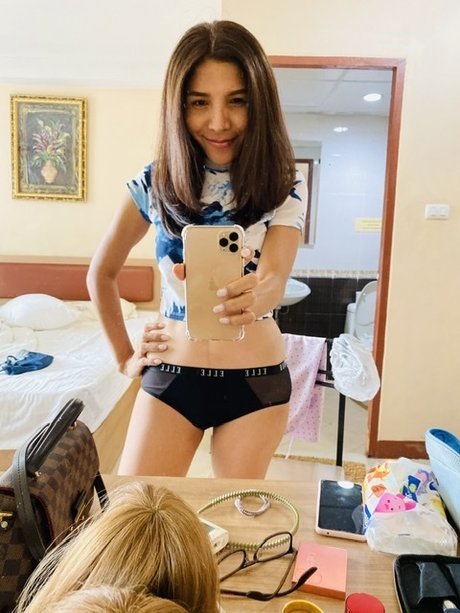 Naakte gelekte OnlyFans-foto van Olive