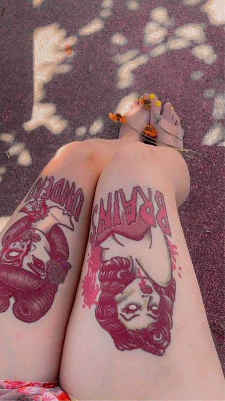 Naakte gelekte OnlyFans-foto van Ophelia With The Cute Feet 