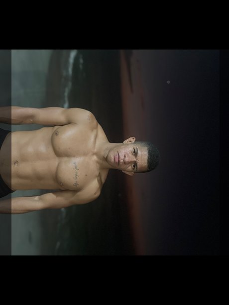Naakte gelekte OnlyFans-foto van Antony Uncut  010