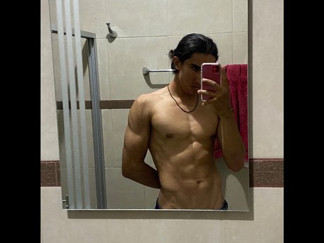 Naakte gelekte OnlyFans-foto van Javier Mendoza