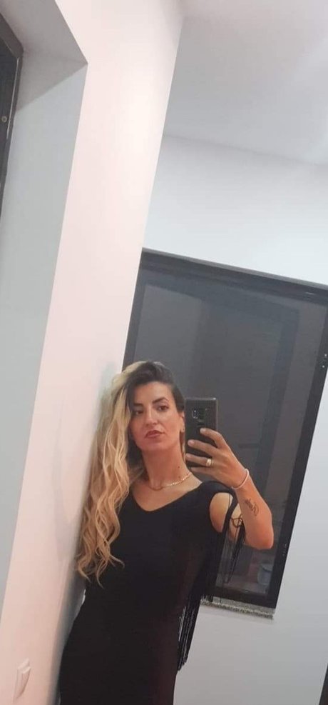 Naakte gelekte OnlyFans-foto van Lucy Aly