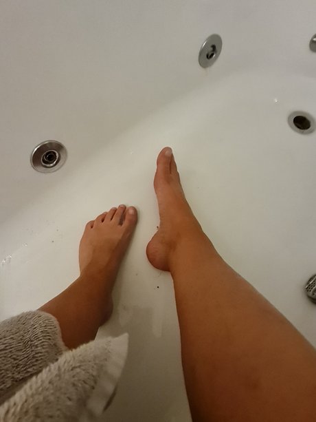 Naakte gelekte OnlyFans-foto van 10 Toes And Me