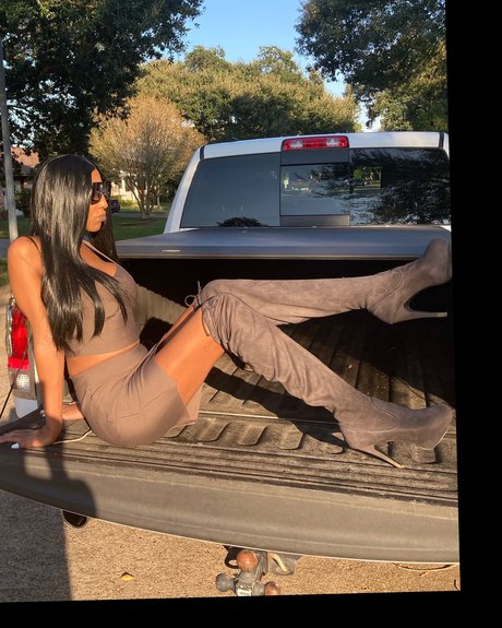 Naakte gelekte OnlyFans-foto van Theesupermodel