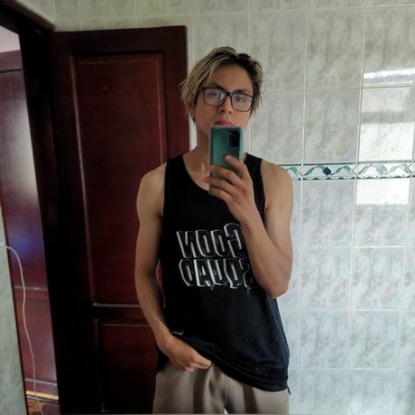 Naakte gelekte OnlyFans-foto van Byron