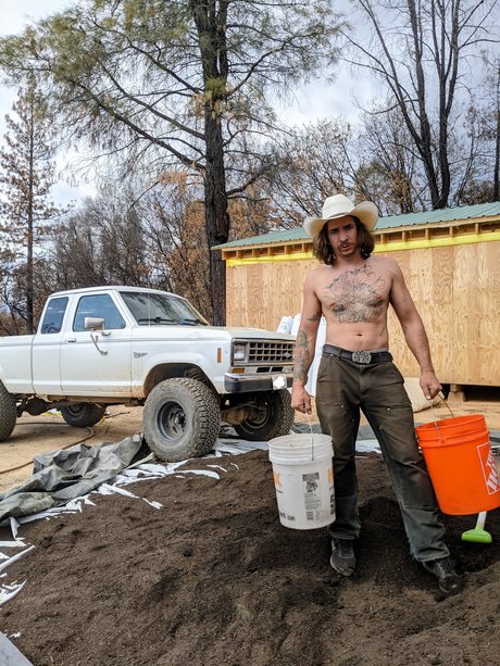 Naakte gelekte OnlyFans-foto van Nude Farmer