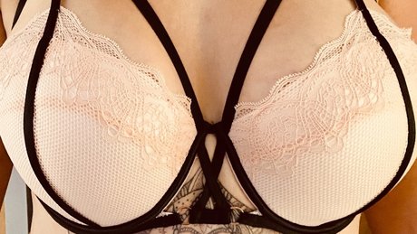 Naakte gelekte OnlyFans-foto van Sweet Hunni 38gssss Of Fun 
