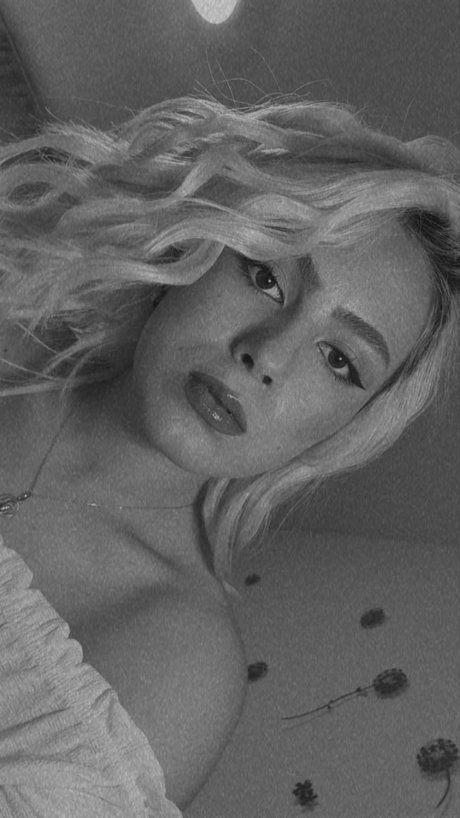 Naakte gelekte OnlyFans-foto van Grumi