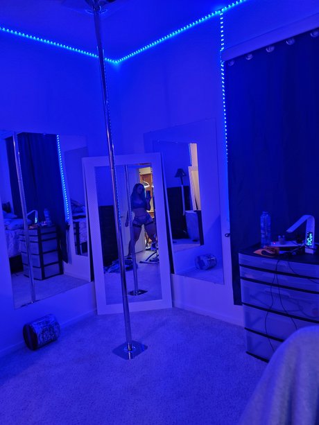 Naakte gelekte OnlyFans-foto van Deli Anogi