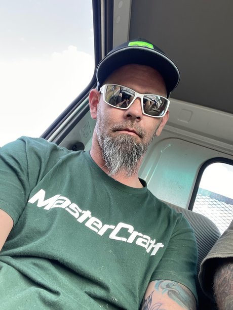 Naakte gelekte OnlyFans-foto van Bruce Tampa