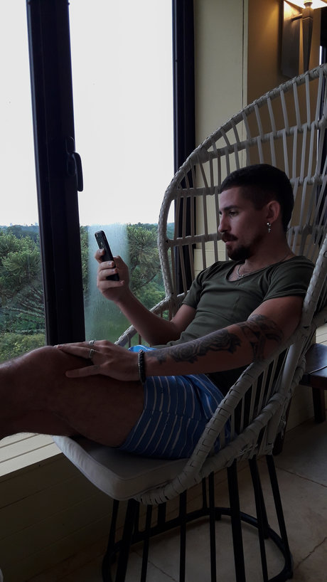 Naakte gelekte OnlyFans-foto van David Frizzo