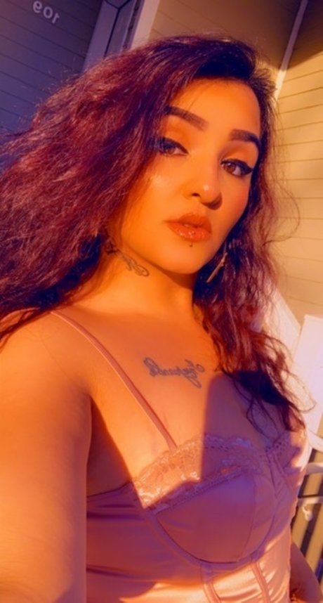 Naakte gelekte OnlyFans-foto van Jasmine Holmes