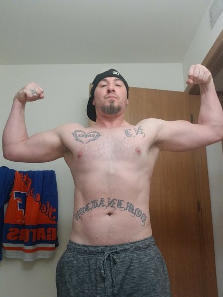 Naakte gelekte OnlyFans-foto van Amor Fati